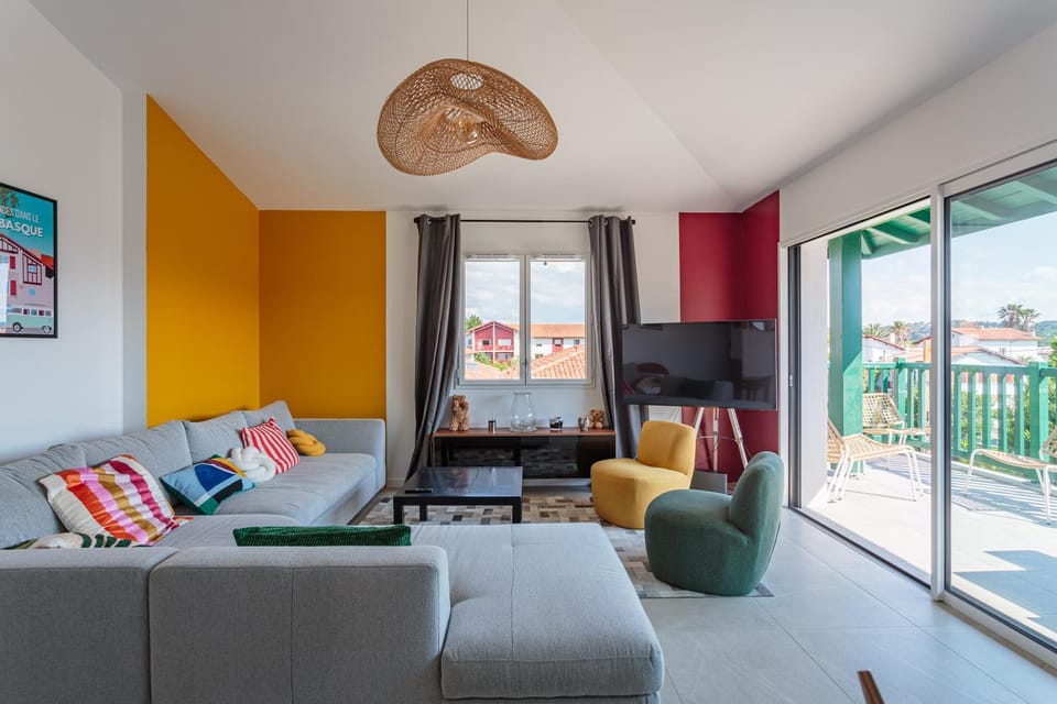 Bel appartement avec terrasse vue rhune, parking et proche des plages de Bidart Apartment in Bidart