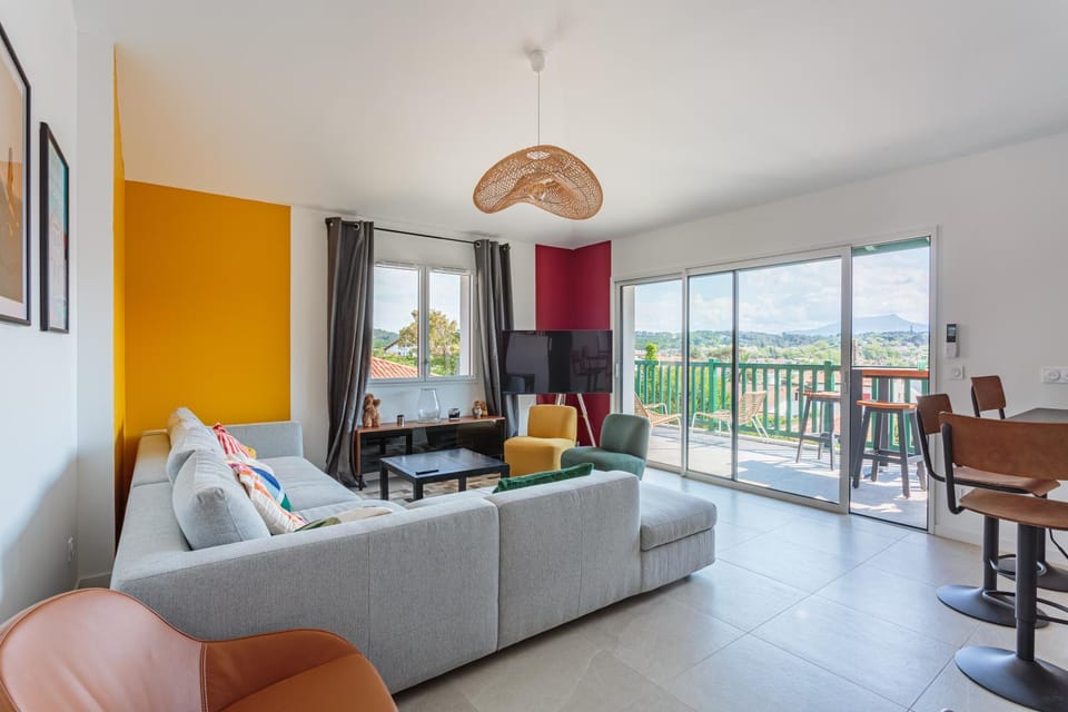 Bel appartement avec terrasse vue rhune, parking et proche des plages de Bidart Apartment in Bidart