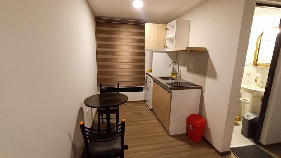 Kitchen or kitchenette, Dining area, minibar, stove