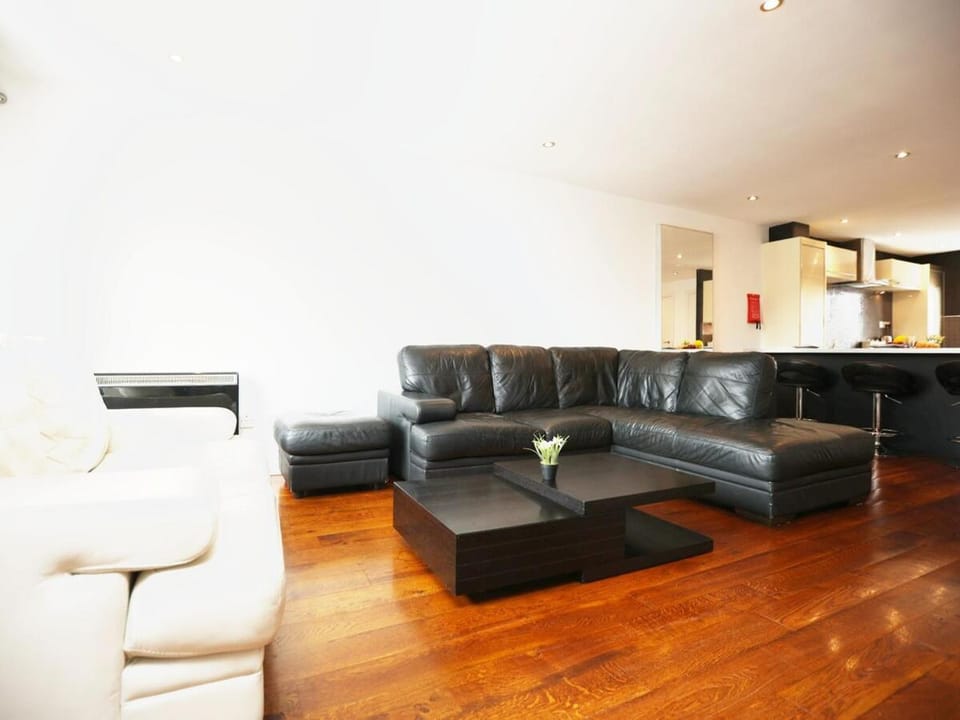 3 Bedroom Townhouse with Parking Apartment in Bridgwater