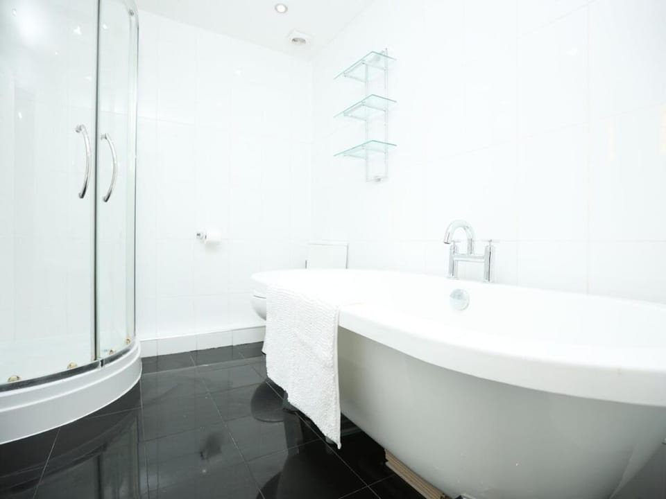 3 Bedroom Townhouse with Parking Apartment in Bridgwater