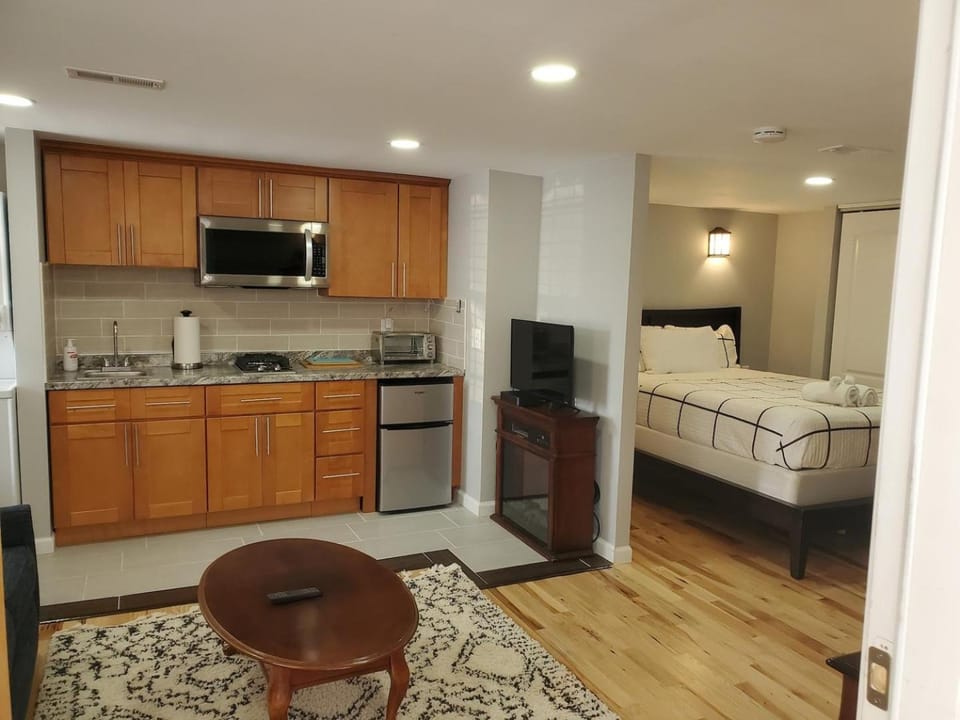 Starlite Studio- Quaint Space, Easy Walk to Trop! House in Atlantic City
