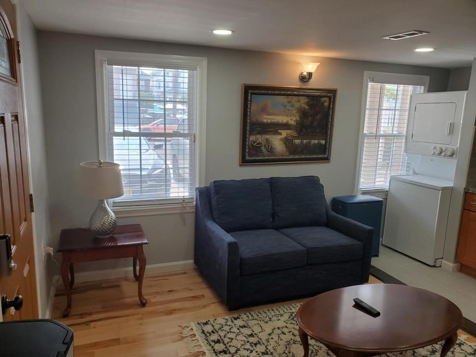 Starlite Studio- Quaint Space, Easy Walk to Trop! House in Atlantic City