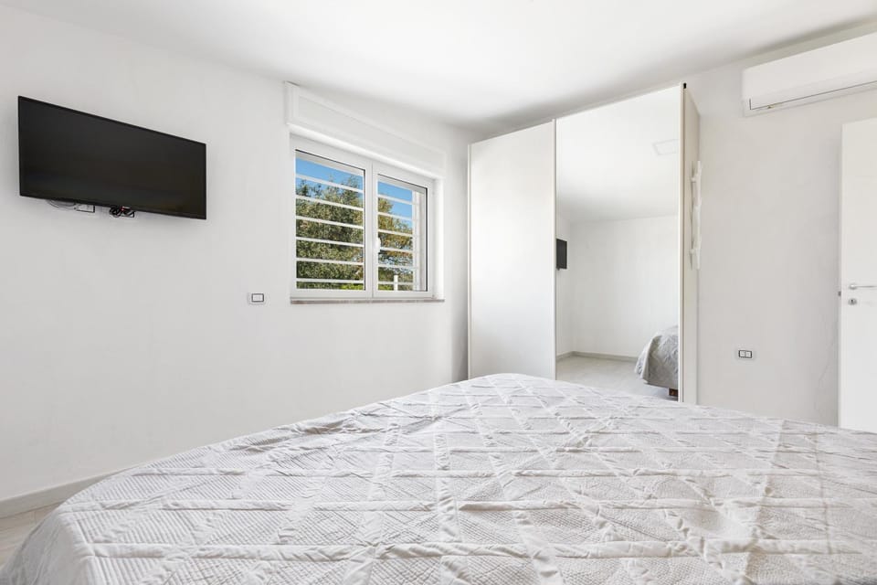 Bed, TV and multimedia, Photo of the whole room, Bedroom, wardrobe, air conditioner