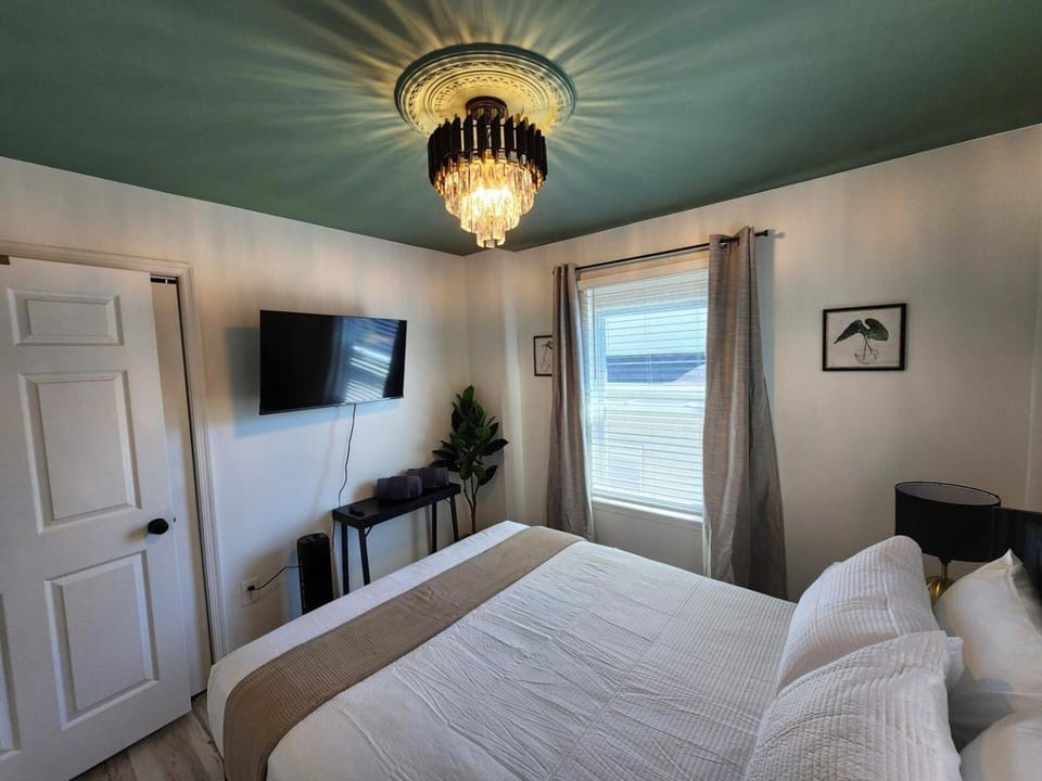 Whiskey Rose AC-New Renovation! With Pool Table! House in Atlantic City