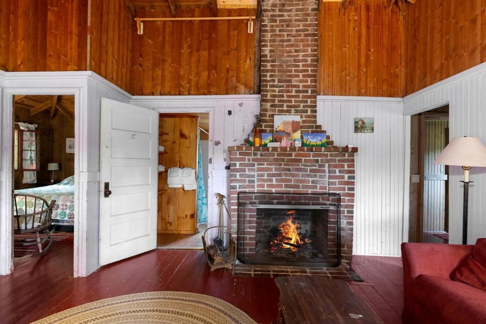 Lovely Four-Bedroom Cabin with Lake Access near Hanover, New Hampshire Cabin in Vermont