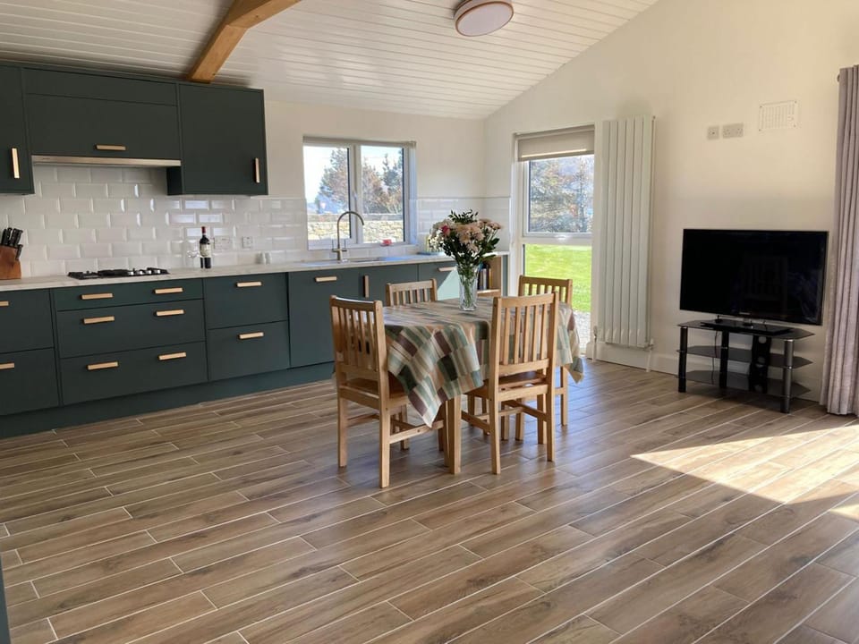 Communal lounge/ TV room, Kitchen or kitchenette, Dining area, stove