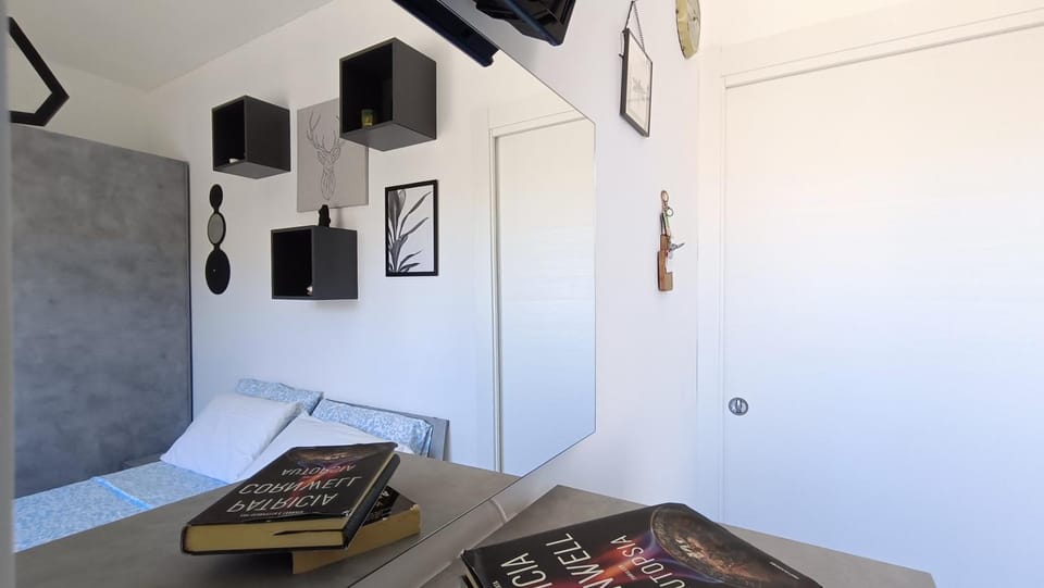 Photo of the whole room, Bedroom