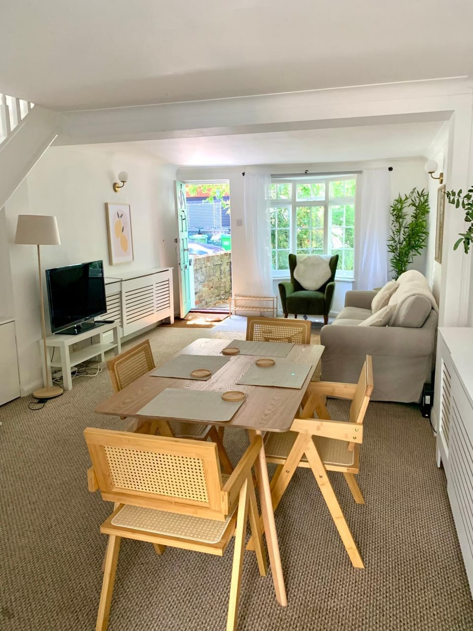 Communal lounge/ TV room, TV and multimedia, Living room, Seating area, Dining area, Evening entertainment