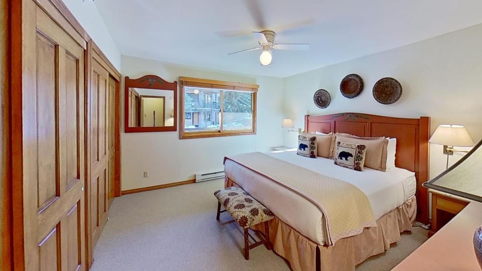 Crestwood 1217 Deluxe 3 Bedroom House in Snowmass Village