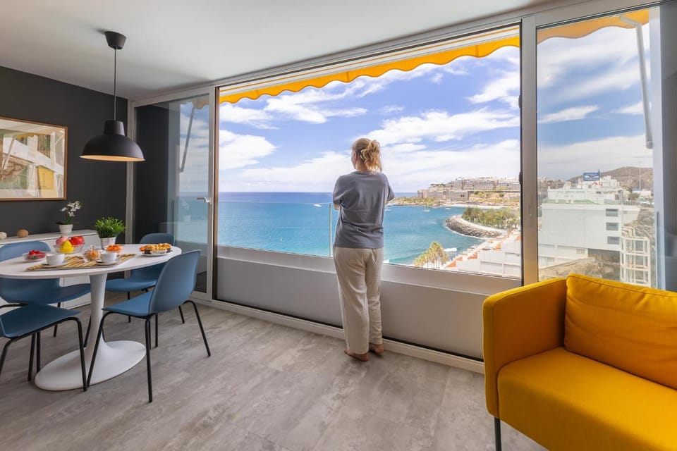 Communal lounge/ TV room, Sea view