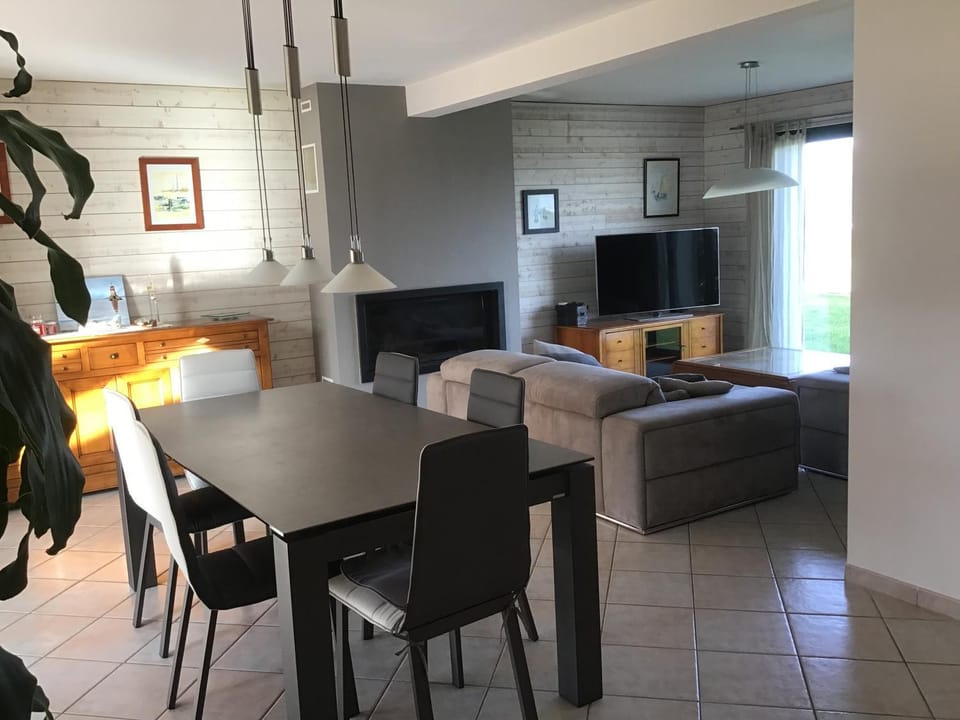 Living room, Dining area