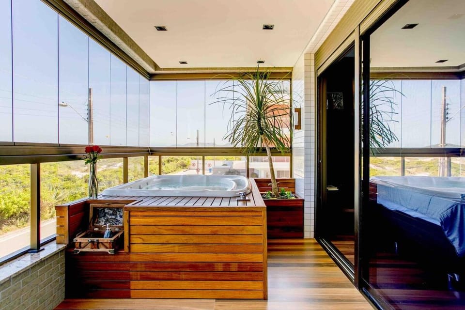 Frente Mar Jacuzzi Pé na Areia LUXO - 3 Suítes Apartment in Florianopolis