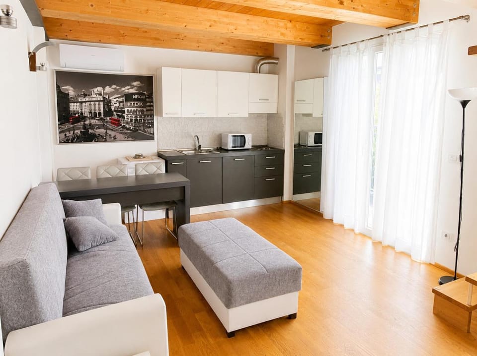 Kitchen or kitchenette, Living room, Seating area, kitchen