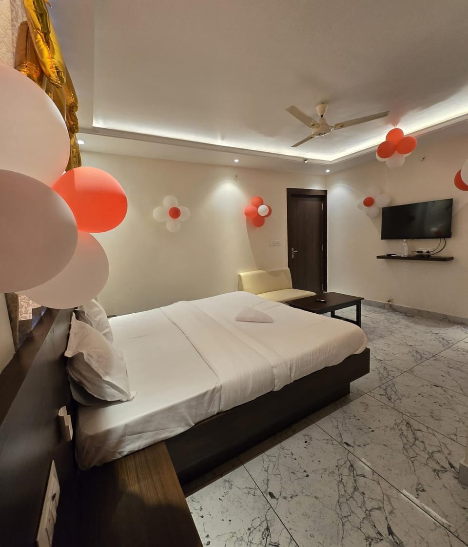 Communal lounge/ TV room, Bed, TV and multimedia, Living room, Photo of the whole room, Seating area, Evening entertainment, Bedroom