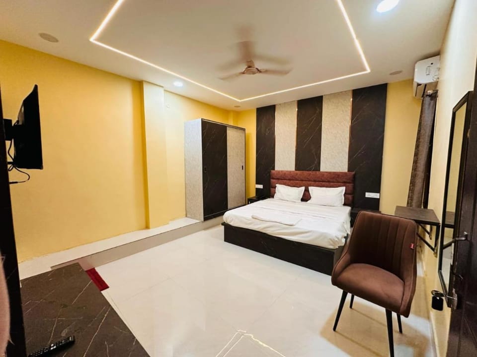 Bed, TV and multimedia, Living room, Photo of the whole room, Seating area, Bedroom