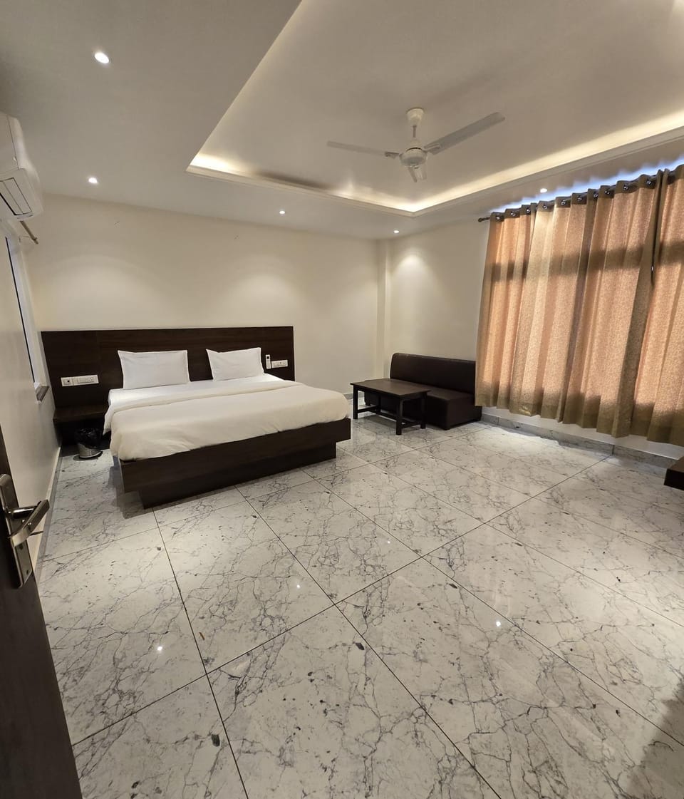 Bed, Living room, Photo of the whole room, Bedroom