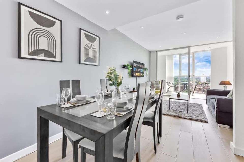 Convenient City Flat By Regal Realms Short Term Lets London with Skyline Roof Terrace & Gym House in London
