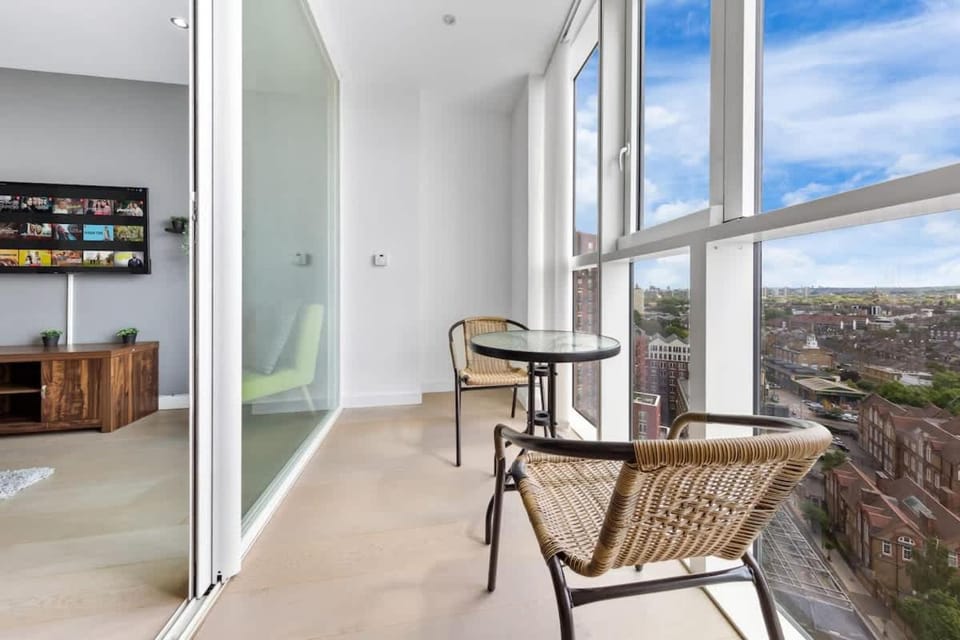 Convenient City Flat By Regal Realms Short Term Lets London with Skyline Roof Terrace & Gym House in London