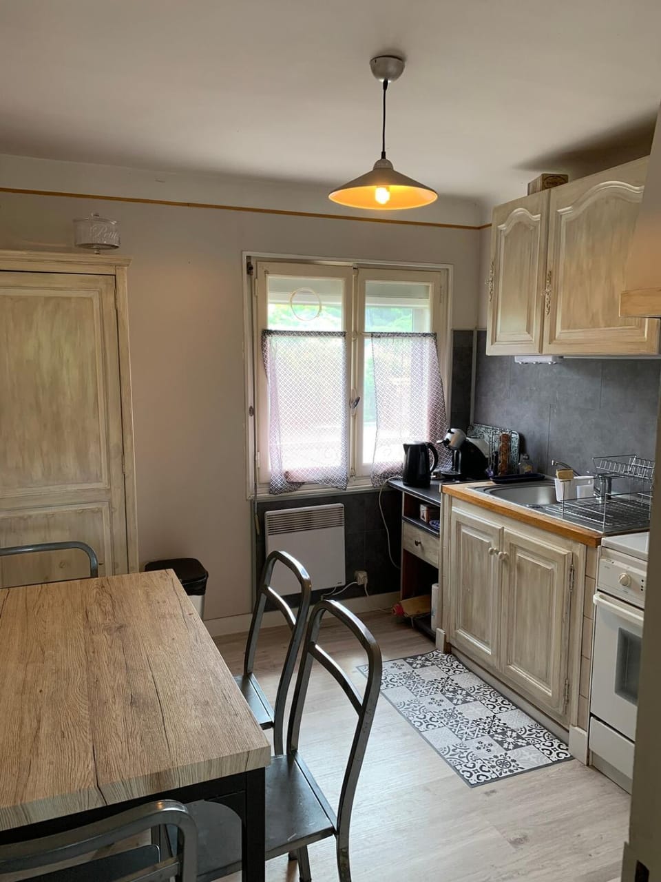 Kitchen or kitchenette, Dining area
