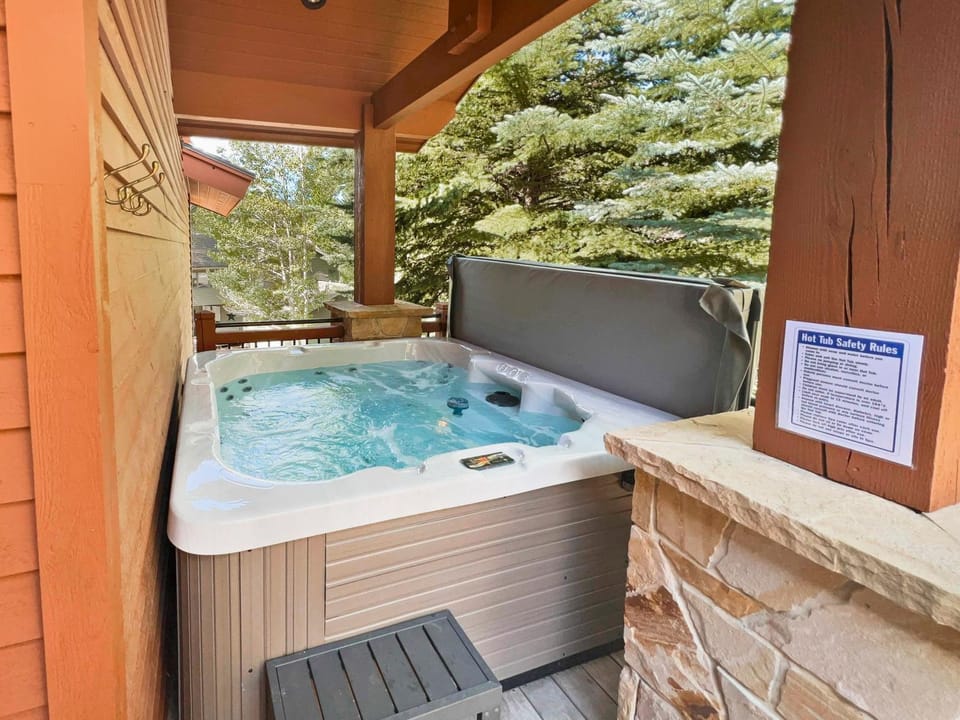 2430 Deer Valley Getaway! Private Hot Tub! Free Skier Shuttle and Two Utah Gold Ski Passes! by SkyRun Park City House in Park City