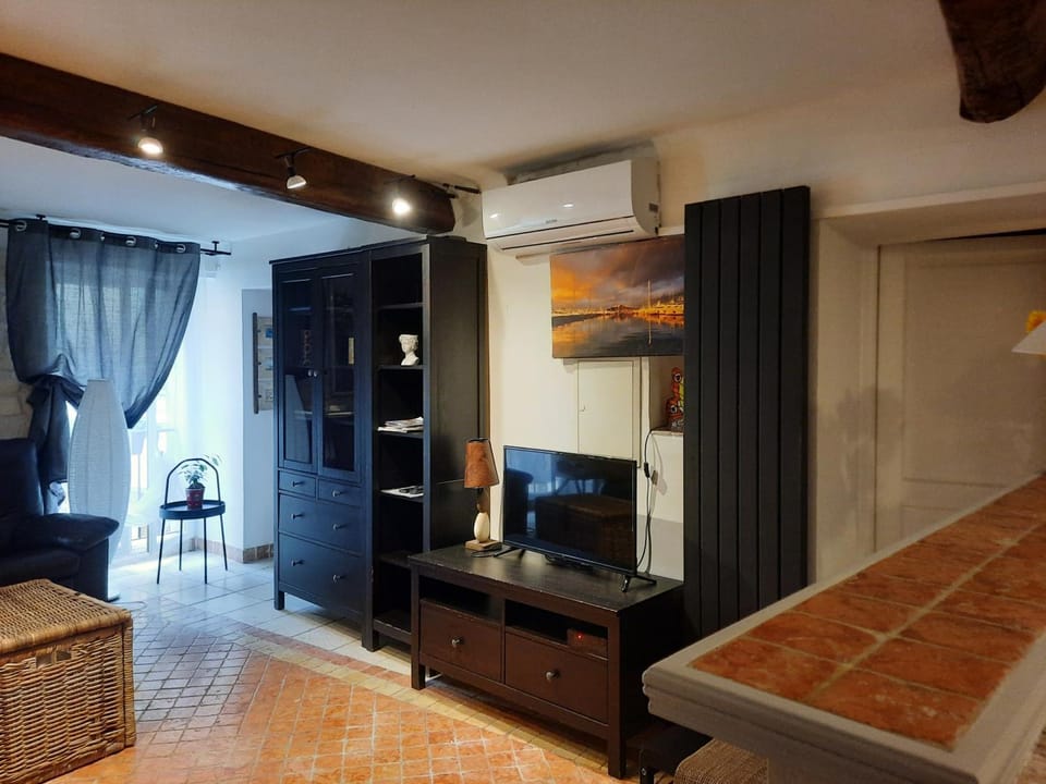 Vieille Ville 1 - Luca's Apartment, 1 bedroom, max 2 adults and 2 kids Apartment in Antibes