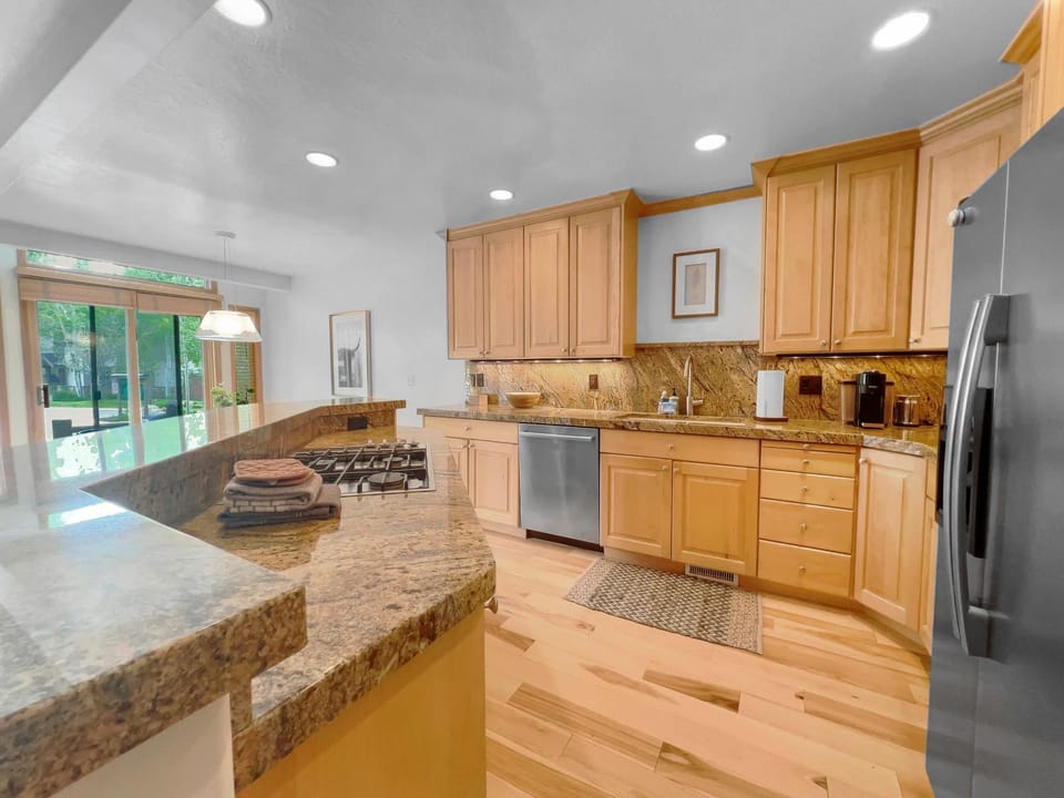 2480 Escape to the Lakes at Deer Valley! Private Hot Tub Oasis-Close to the Slopes! Free Skier Shuttle to Deer Valley! by SkyRun Apartment in Park City