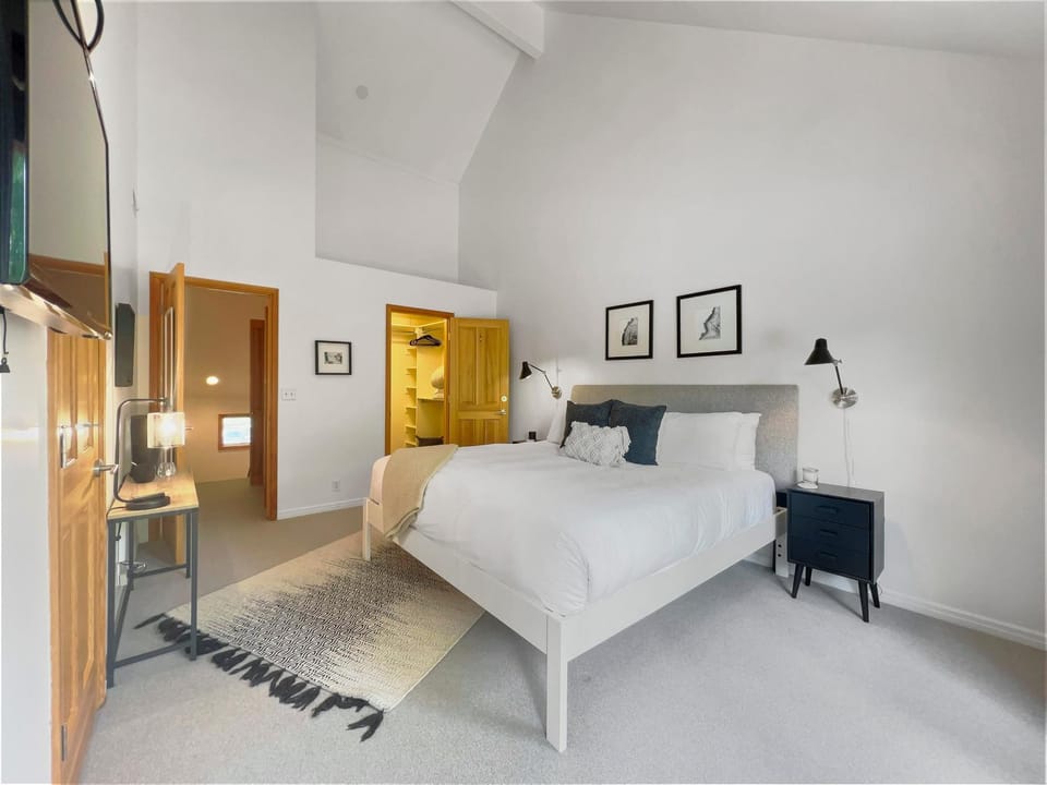 2480 Escape to the Lakes at Deer Valley! Private Hot Tub Oasis-Close to the Slopes! Free Skier Shuttle to Deer Valley! by SkyRun Apartment in Park City