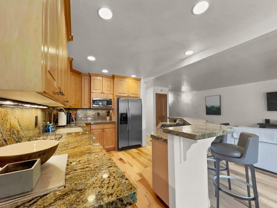 2480 Escape to the Lakes at Deer Valley! Private Hot Tub Oasis-Close to the Slopes! Free Skier Shuttle to Deer Valley! by SkyRun Apartment in Park City