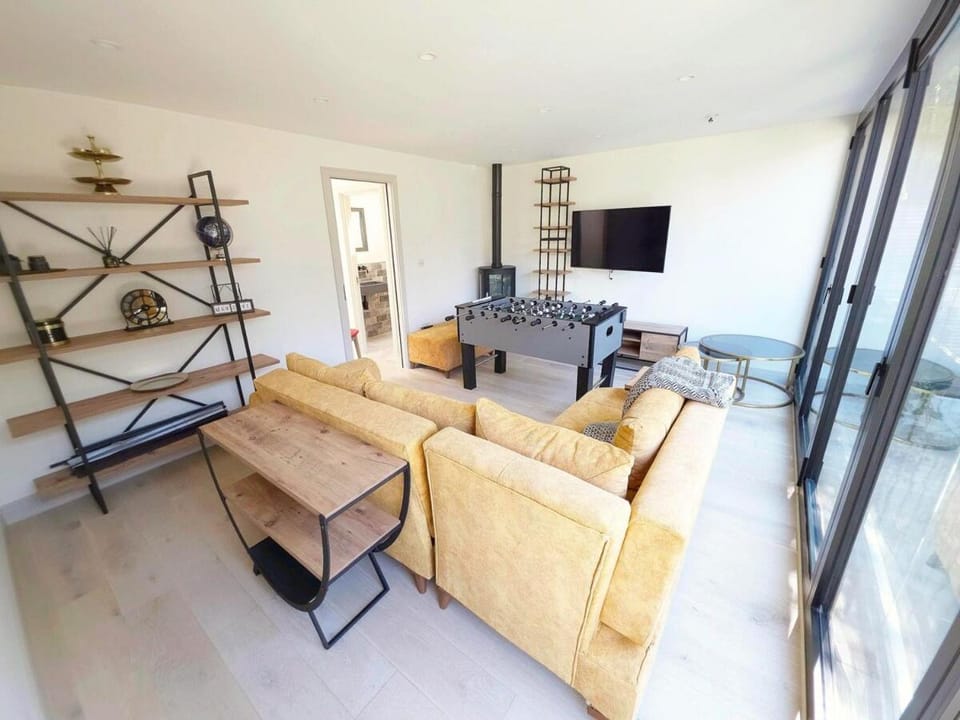 Communal lounge/ TV room, TV and multimedia, Living room, Seating area, Evening entertainment