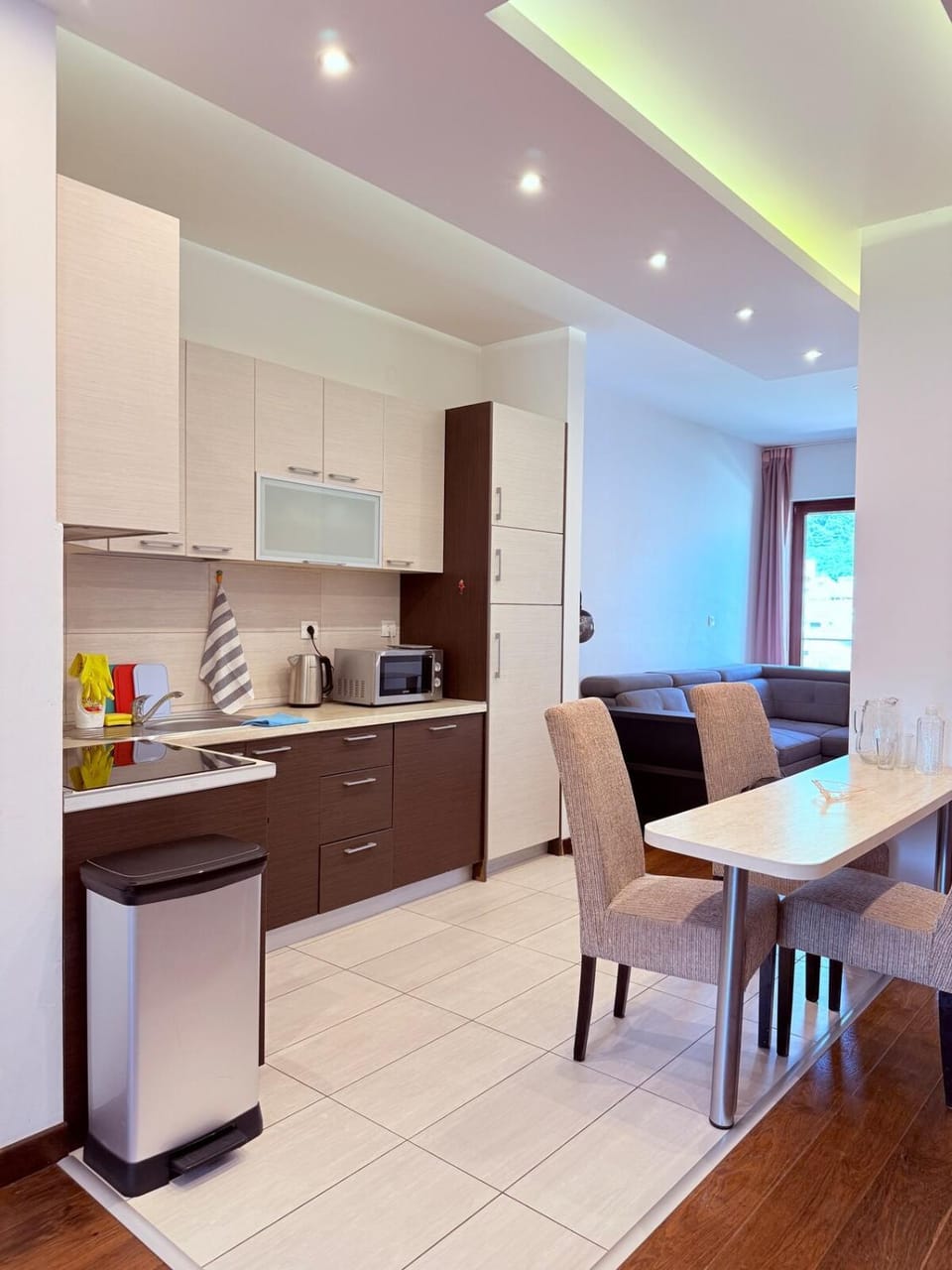 Coffee/tea facilities, Kitchen or kitchenette, Living room, Dining area, dishwasher, oven, stove