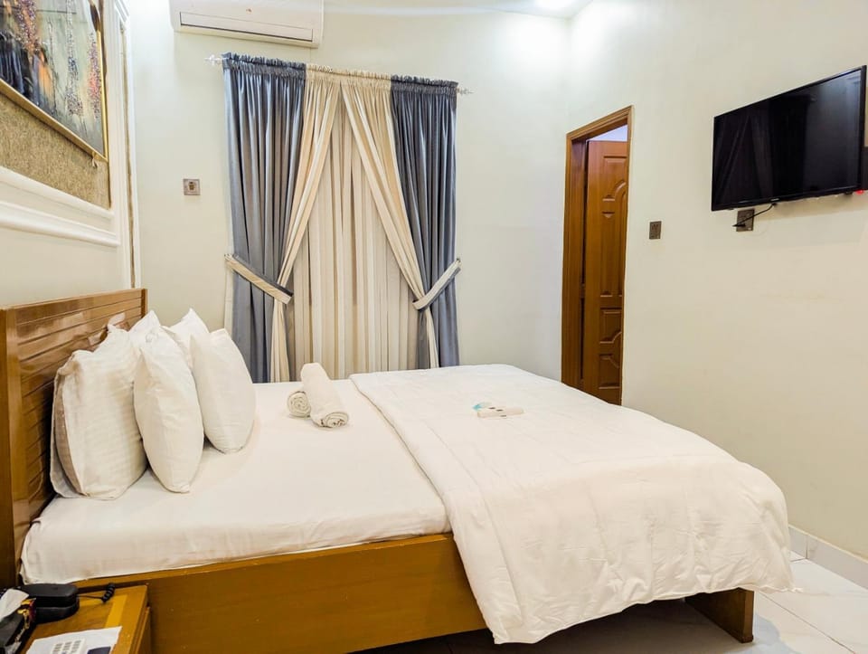 Bed, TV and multimedia, Photo of the whole room, Bedroom, towels