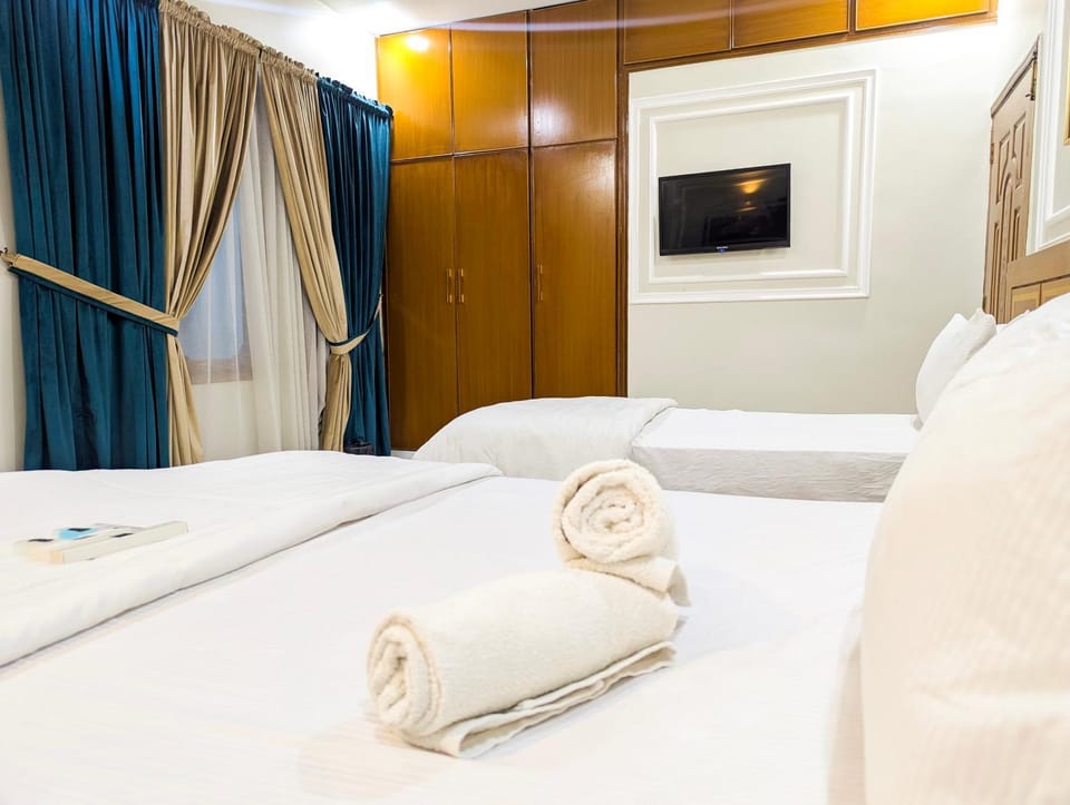 Bed, TV and multimedia, Photo of the whole room, Bedroom, towels