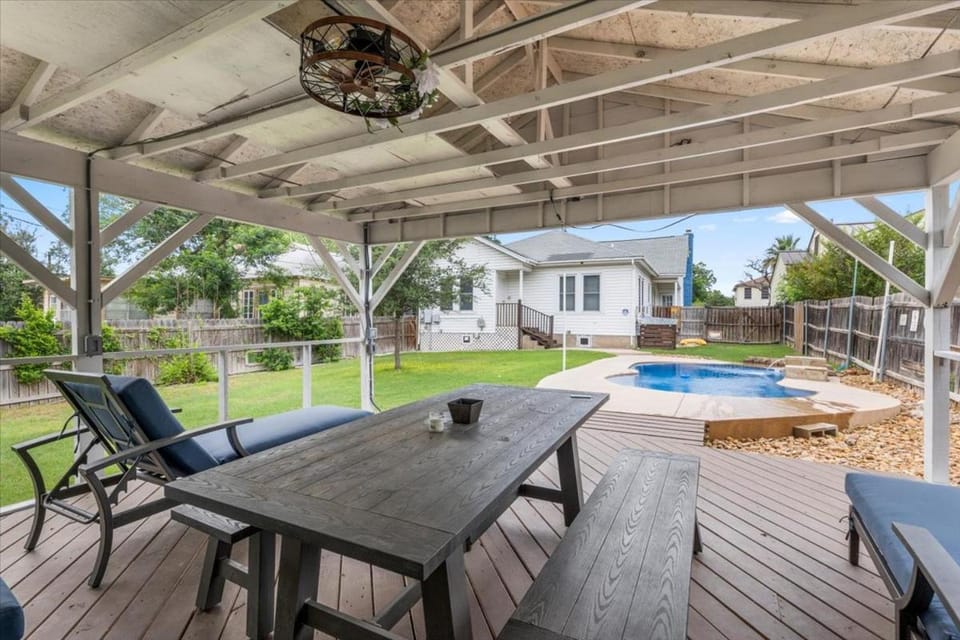 Evergreen Manor Private Pool 3BR No Stairs Retreat House in San Antonio
