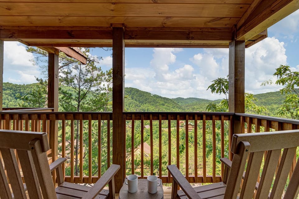 Big Bear Retreat, free tickets, no catch! Chalet in Pigeon Forge