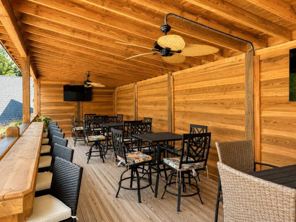 Big Bear Retreat, free tickets, no catch! Chalet in Pigeon Forge
