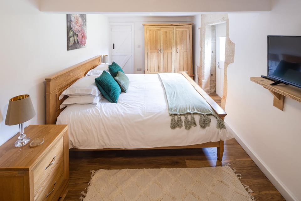 Bed, TV and multimedia, Bedroom