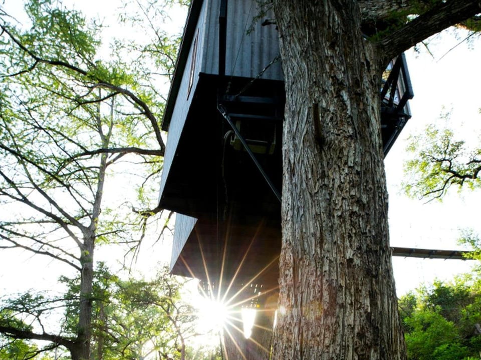 Romantic Tree House Rental with Soaking Tub near Austin in Spicewood, Texas House in Lake Travis