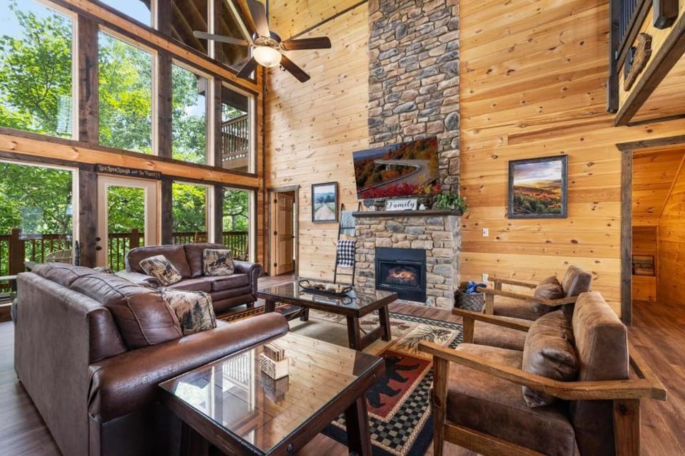Donwell Manor, free tickets, no catch! Chalet in Pigeon Forge
