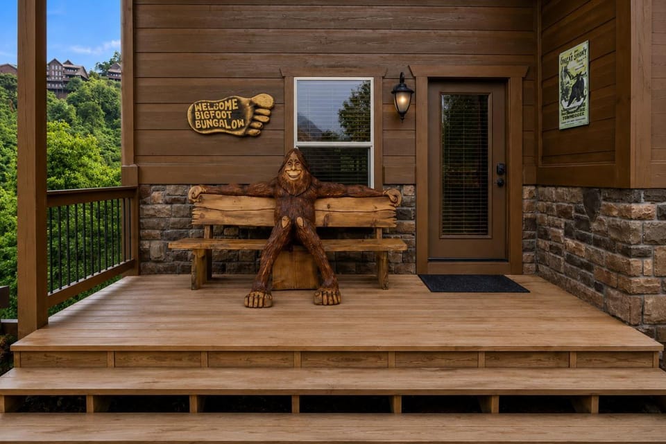 Bigfoot Bungalow, free tickets, no catch! Chalet in Pigeon Forge