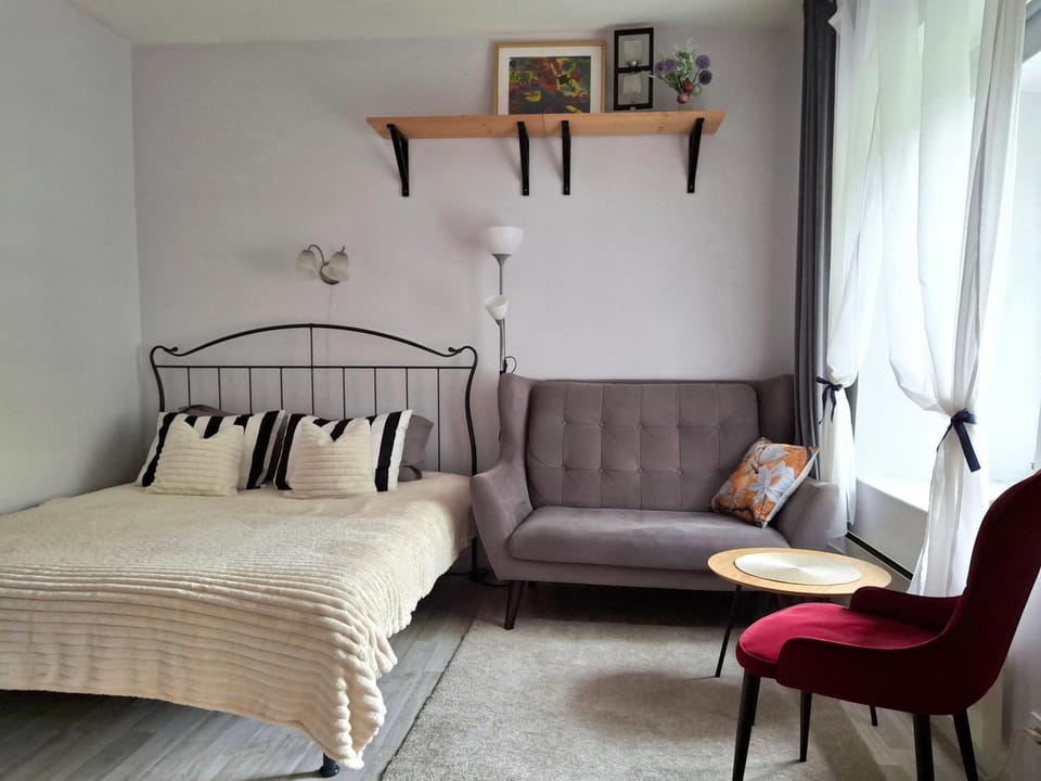 Bed, Seating area