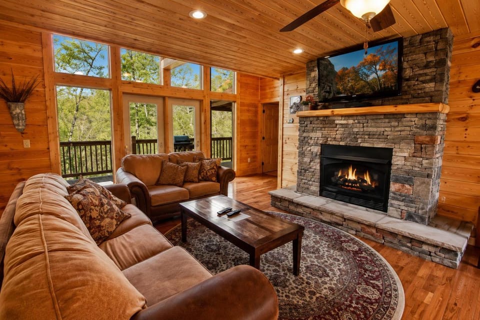 Near Dollywood Resort Amenities Included Chalet in Pigeon Forge