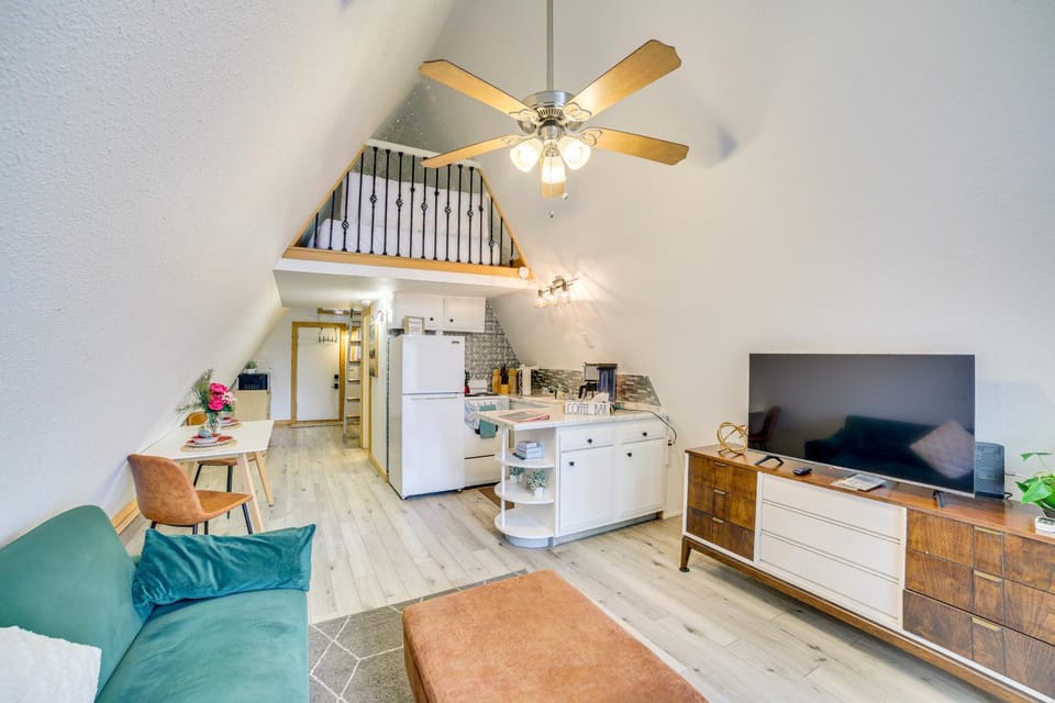 Cozy Cabin w/ Fire Pit: Walk to Lake Taneycomo! Cabin in Ozark Mountains