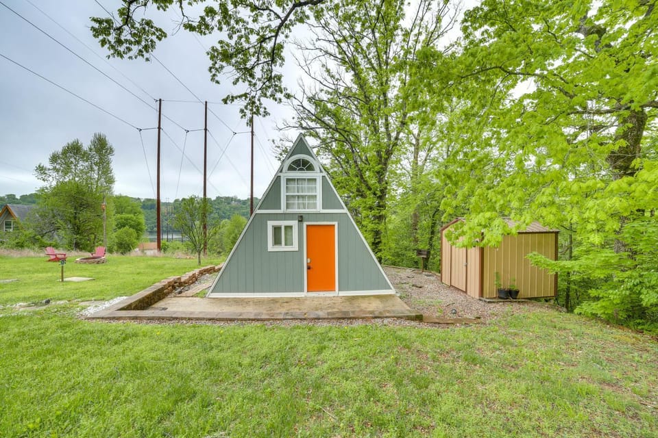 Cozy Cabin w/ Fire Pit: Walk to Lake Taneycomo! Cabin in Ozark Mountains