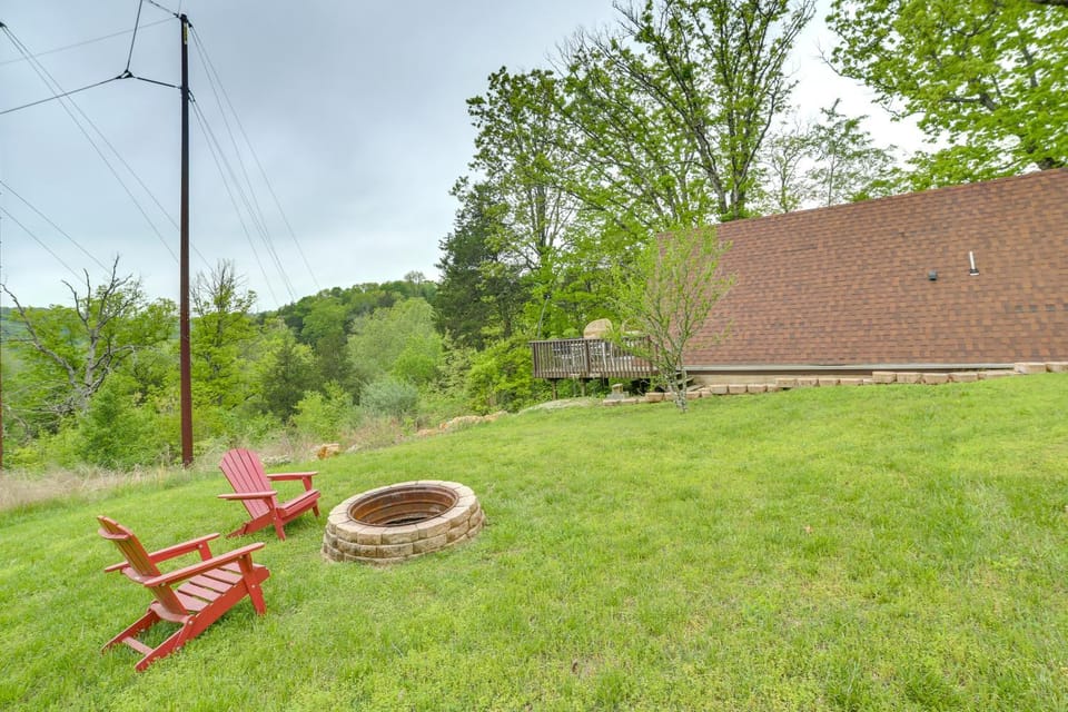 Cozy Cabin w/ Fire Pit: Walk to Lake Taneycomo! Cabin in Ozark Mountains