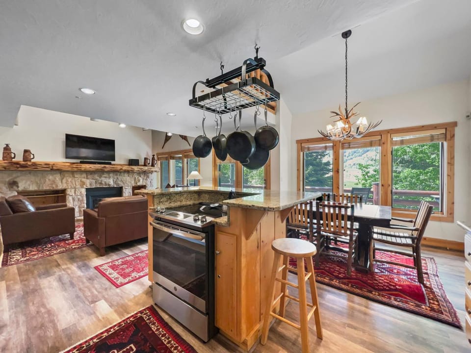 402 Chaparral Timber Escape! Relaxing Deer Valley Condo with Hot Tub! Close to Skiing Hiking! by SkyRun Park City Apartment in Park City