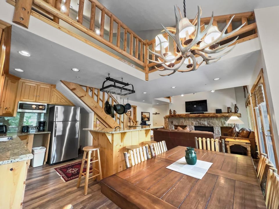 402 Chaparral Timber Escape! Relaxing Deer Valley Condo with Hot Tub! Close to Skiing Hiking! by SkyRun Park City Apartment in Park City