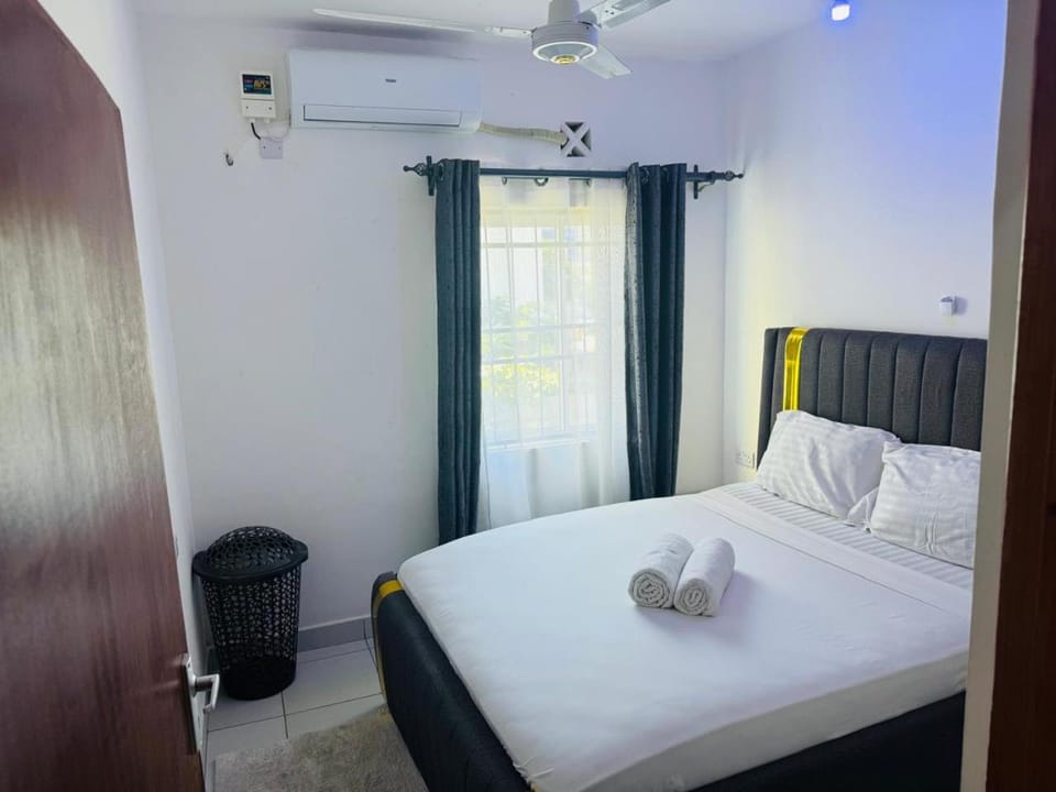Bed, Bedroom, towels, air conditioner