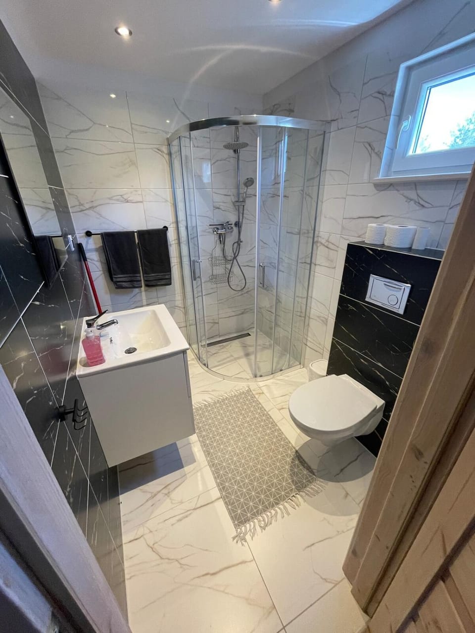Shower, Toilet, Bathroom, towels
