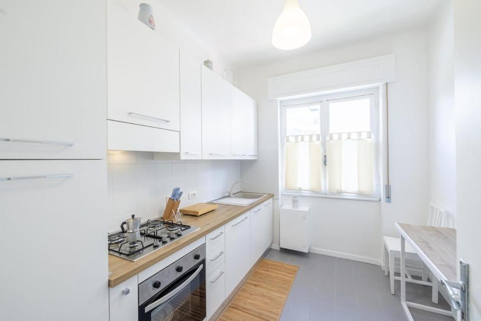 Kitchen or kitchenette, dishwasher, stove